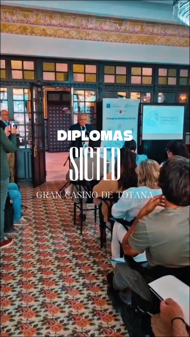 Asistentes a la entrega de distintivos SICTED en el salón del Gran Casino de Totana