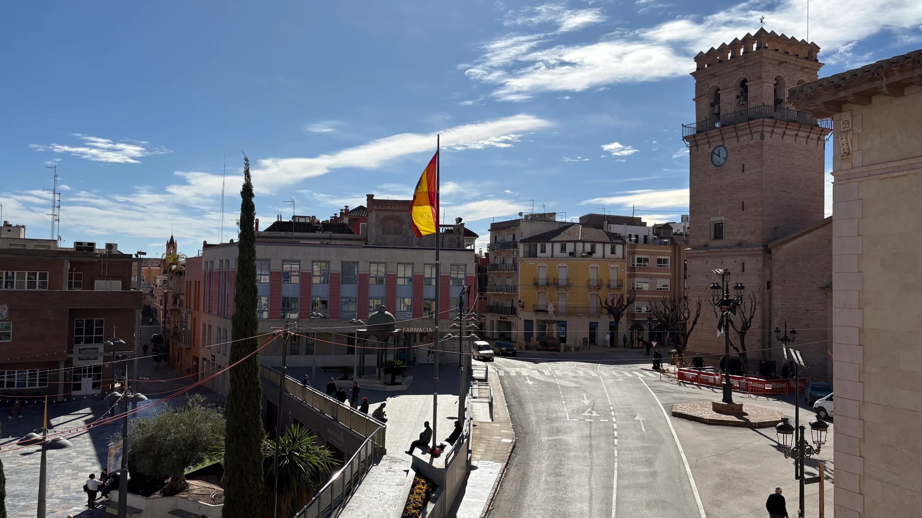 Fachada y entorno del Gran Casino de Totana